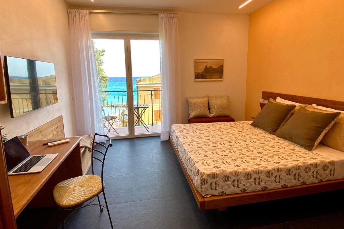 A bedroom in a Monterosso al Mare apartment rental